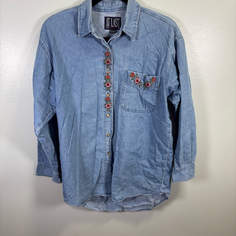At Last Vintage‎ Light Blue Embroidered Denim Shirt Sz Small